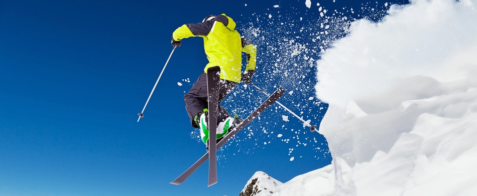 Спортсмен на лыжах бренда Rossignol