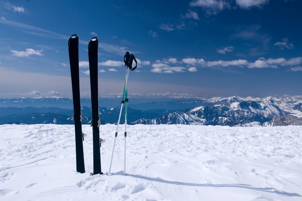Модель горнолыжных палок вместе с лыжами